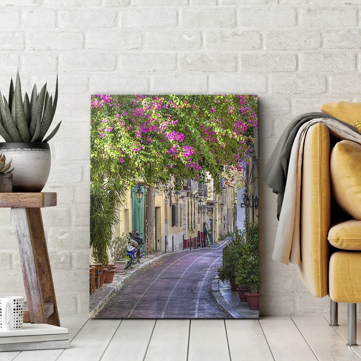 Impression sur toile - Image sur toile - Une charmante rue avec des vignes fleuries et des tables de café - 70x100cm - Allée fleurie - Décoration murale moderne pour le salon et la chambre ARTTOR