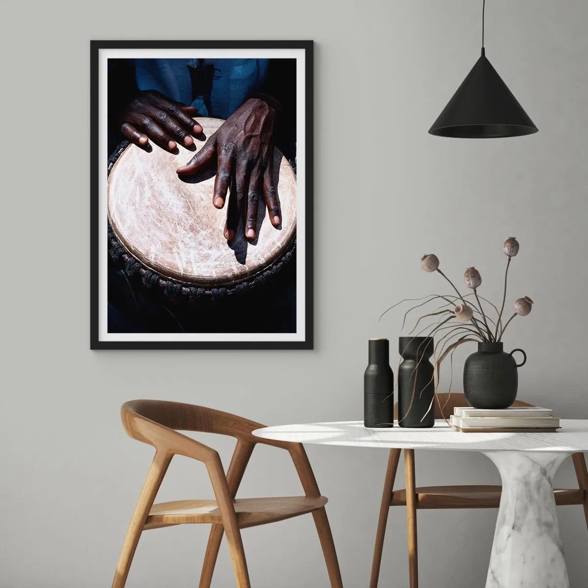 Affiche dans un cadre noir - Poster - Mains jouant du djembé dans un jeu de rythme - 50x70cm - Vis à son rythme - Décoration murale moderne pour le salon et la chambre ARTTOR