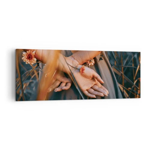Impression sur toile - Image sur toile - Mains sensuelles avec des fleurs dans un cadre naturel - 140x50cm - Liée à la nature - Décoration murale moderne pour le salon et la chambre ARTTOR