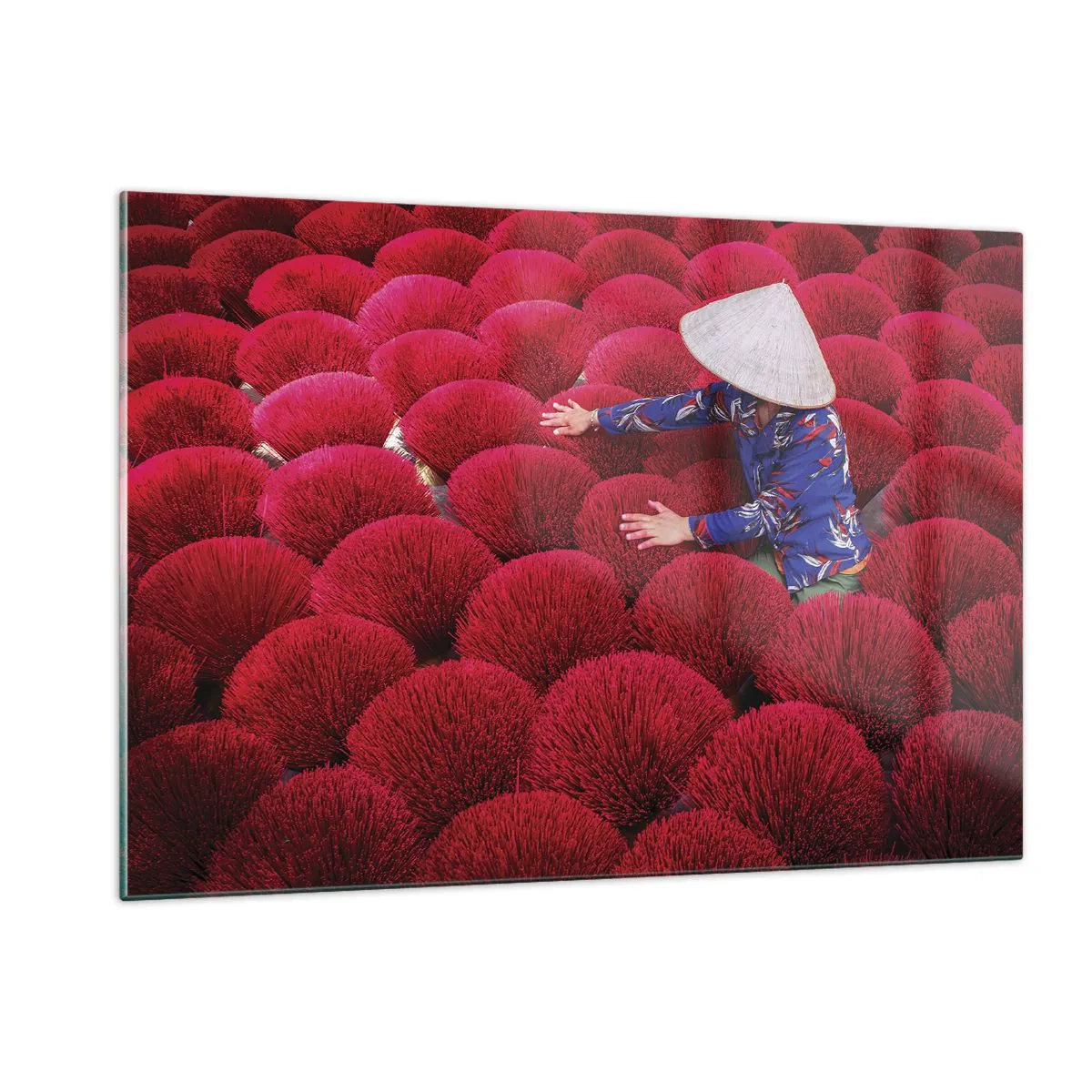 Impression sur verre - Image sur verre - Un ouvrier parmi des bâtons d'encens rouges sur un fond à motifs - 120x80cm - Dans un champ de riz - Décoration murale moderne pour le salon et la chambre ARTTOR