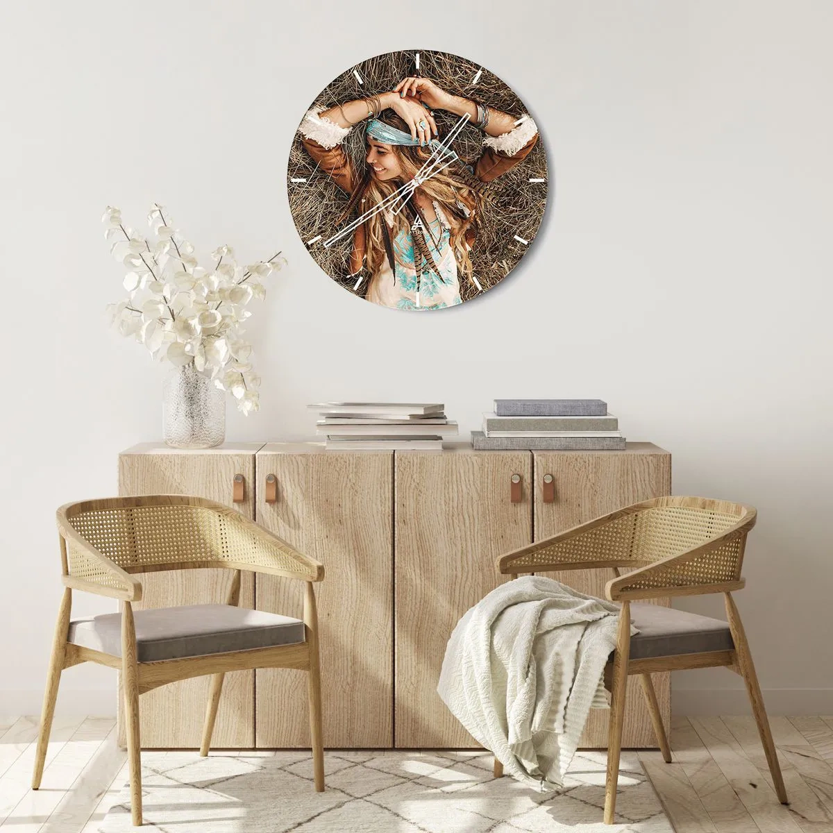 Horloge murale - Pendule murale - Femme bohème souriante allongée sur du foin - 30x30cm - En route vers les années d'amour - Décoration murale moderne pour le salon, la cuisine et la chambre ARTTOR