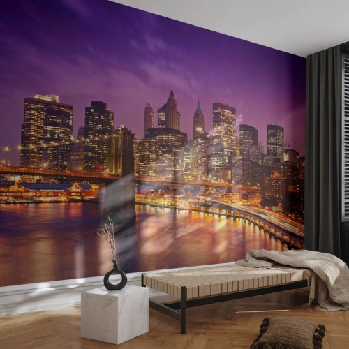 Papier Peint Photo Premium Canvas - Panorama de la ville avec le pont dans la lumière du soir contre le ciel violet - 100x70cm - Manhathann or violet - Décoration murale moderne pour le salon et la chambre ARTTOR