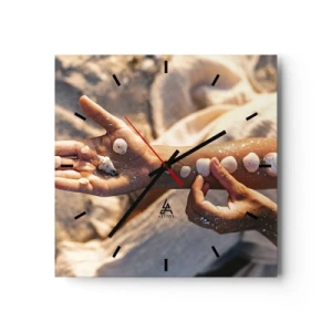 Horloge murale - Pendule murale - Mains avec des coquillages disposés sur le fond de sable - 30x30cm - La beauté à portée de main - Décoration murale moderne pour le salon et la chambre ARTTOR