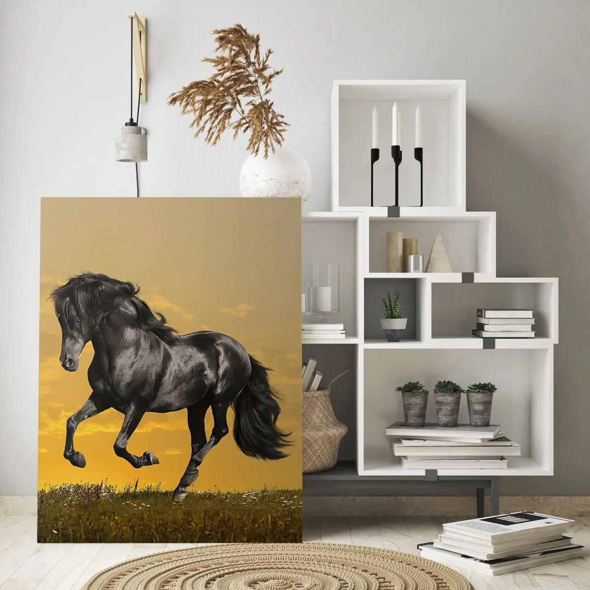 Impression sur verre - Image sur verre - Un cheval noir galope sur fond de coucher de soleil doré. - 70x100cm - Beau, libre et sauvage - Décoration murale moderne pour le salon et la chambre ARTTOR