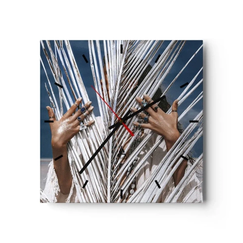 Horloge murale - Pendule murale - Une femme cachée derrière des feuilles de palmier avec des bagues aux mains. - 30x30cm - Fille de chaman ? - Décoration murale moderne pour le salon et la chambre ARTTOR