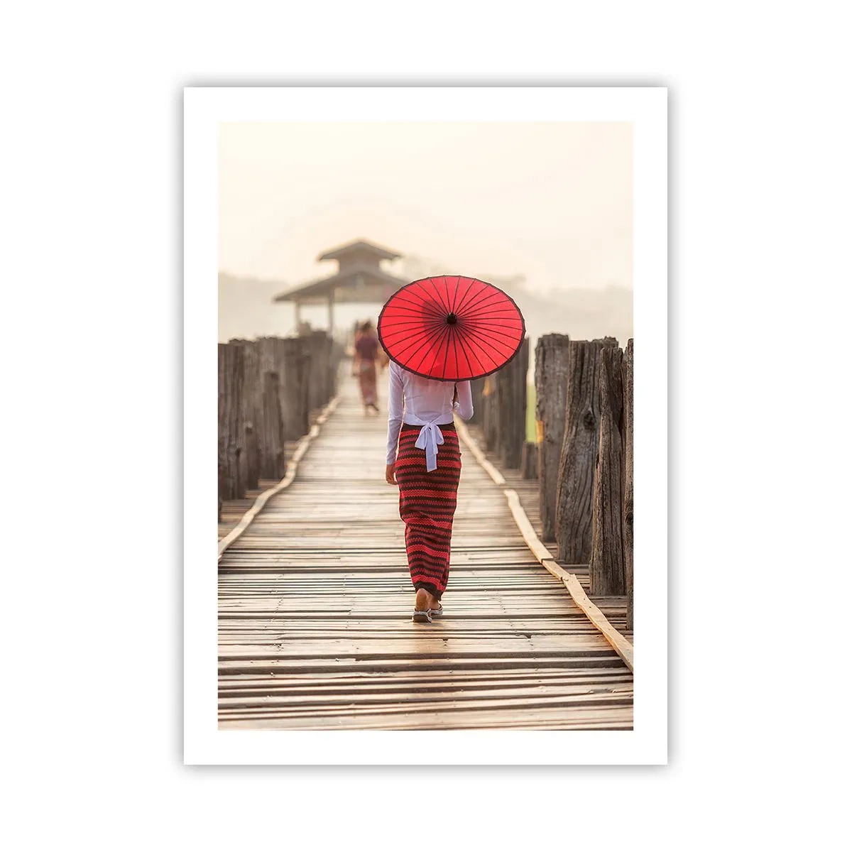 Affiche - Poster - Une femme avec un parapluie rouge sur un pont en bois - 50x70cm - Sur le vieux pont - Décoration murale moderne pour le salon et la chambre ARTTOR