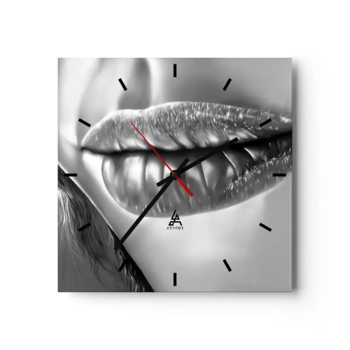 Horloge murale - Pendule murale - Gros plan noir et blanc des lèvres d'une femme avec un effet brillant et des détails. - 30x30cm - Je sais à quoi tu penses… - Décoration murale moderne pour le salon et la chambre ARTTOR