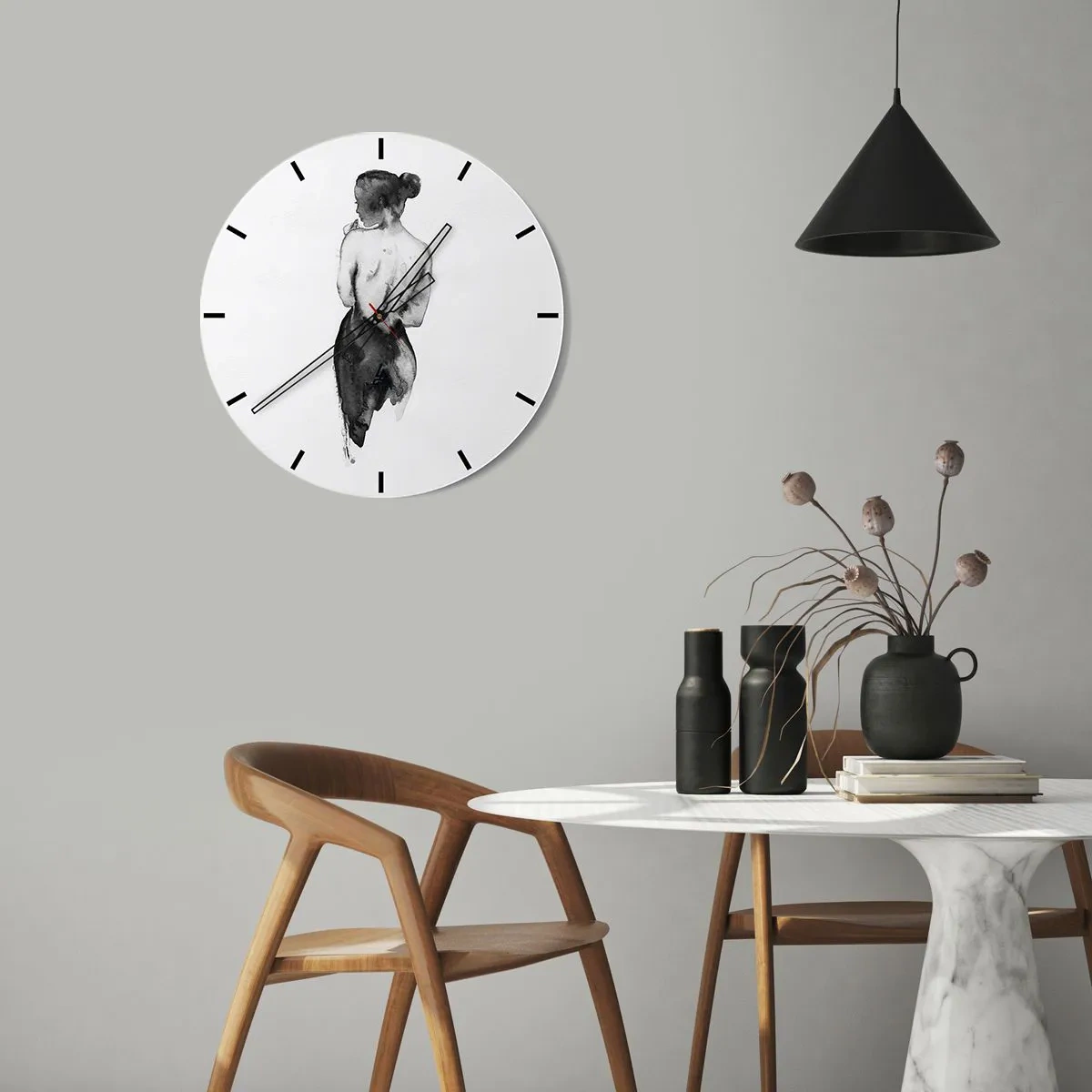 Horloge murale - Pendule murale - Silhouette noire et blanche d'une femme avec le dos exposé - 30x30cm - Auprès d'elle, le monde disparaît - Décoration murale moderne pour le salon, la cuisine et la chambre ARTTOR