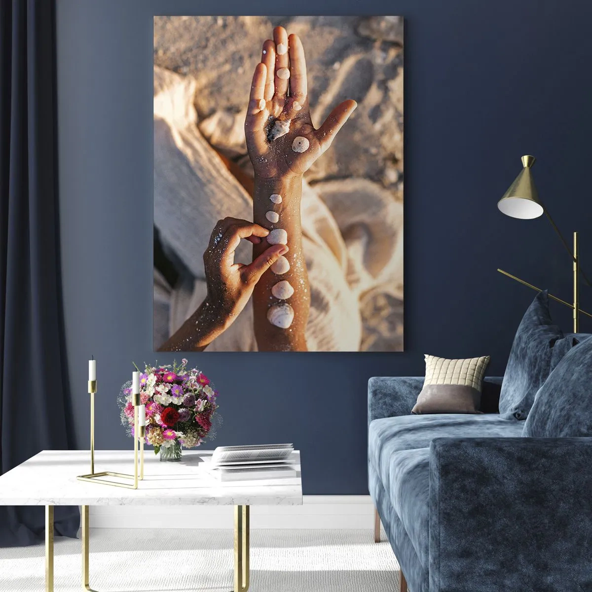 Impression sur verre - Image sur verre - Mains d'enfant avec des coquillages sur un fond de sable et de tissu - 50x70cm - La beauté à portée de main - Décoration murale moderne pour le salon et la chambre ARTTOR