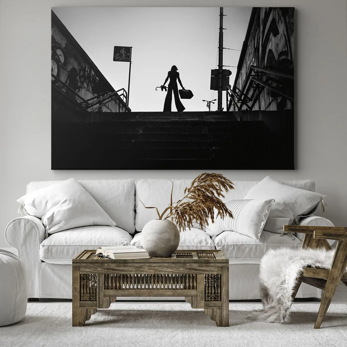 Impression sur toile - Image sur toile - Une figure de femme dans les escaliers en noir et blanc avec une atmosphère dynamique - 70x50cm - Pèlerinage urbain - Décoration murale moderne pour le salon et la chambre ARTTOR