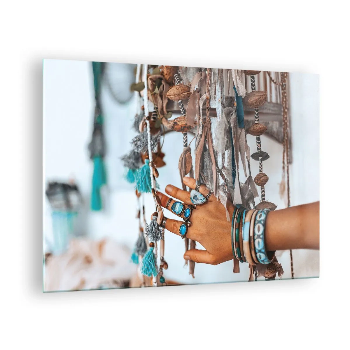 Impression sur verre - Image sur verre - Main avec des bijoux bohèmes touchant une décoration ethnique - 70x50cm - Trésor local - Décoration murale moderne pour le salon et la chambre ARTTOR