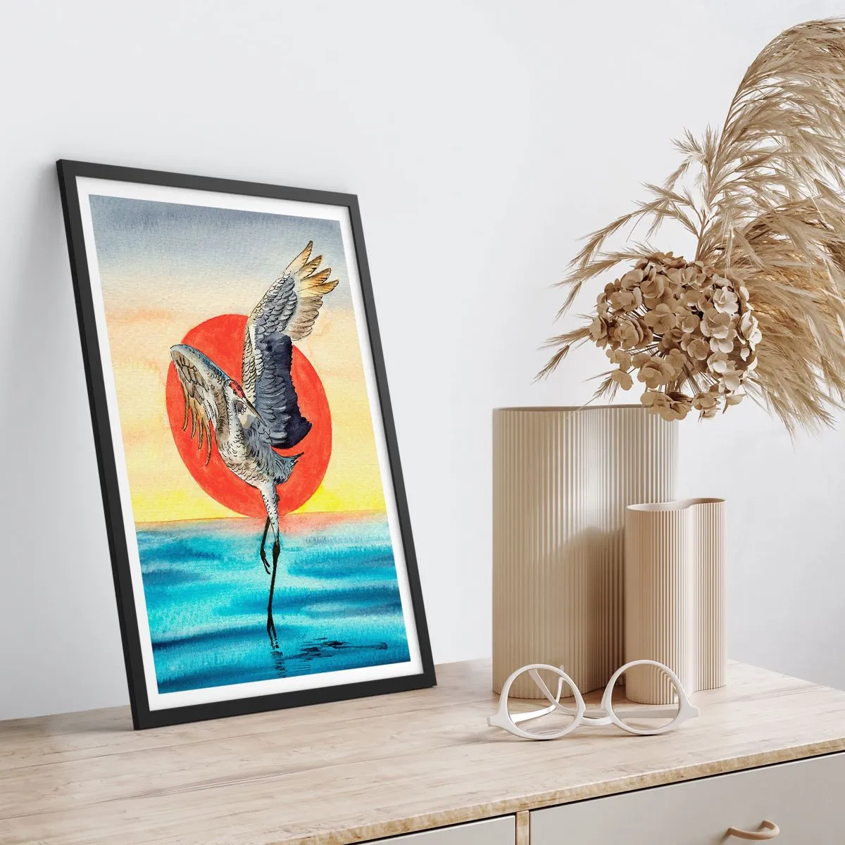Affiche dans un cadre noir - Poster - Une grue planant au-dessus de l'eau contre un soleil rouge - 50x70cm - Il est temps de rentrer - Décoration murale moderne pour le salon et la chambre ARTTOR