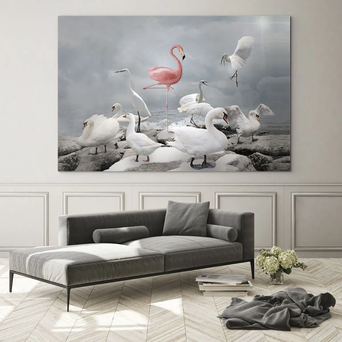 Impression sur verre - Image sur verre - Un flamant rose parmi des cygnes blancs et des hérons contre l'eau - 70x50cm - Comment suis-je arrivé là? - Décoration murale moderne pour le salon et la chambre ARTTOR
