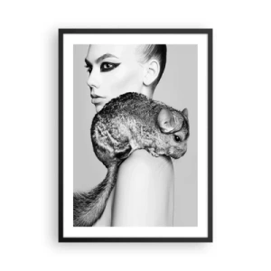Affiche dans un cadre noir - Poster - Une femme avec un chinchilla dans une photo artistique en noir et blanc - 50x70cm - Dame au chinchilla - Décoration murale moderne pour le salon et la chambre ARTTOR