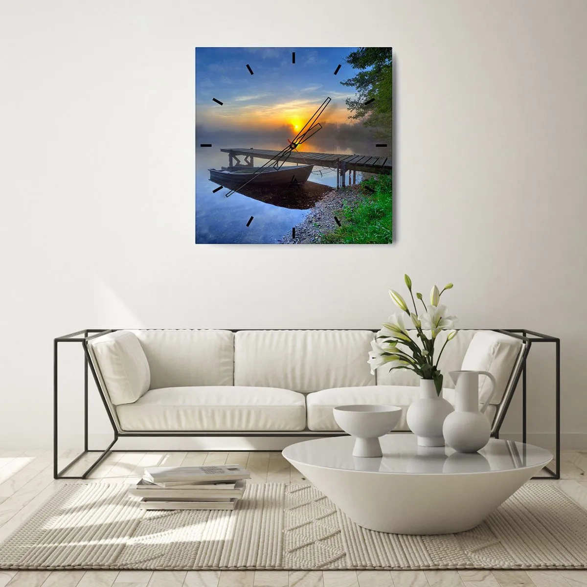 Horloge murale - Pendule murale - Une jetée au bord du lac au lever du soleil avec un bateau sur le rivage - 30x30cm - Comment l'ordinaire se transforme en magie - Décoration murale moderne pour le salon et la chambre ARTTOR