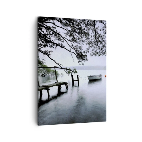 Impression sur toile - Image sur toile - Une jetée sur l'eau avec un bateau en arrière-plan entouré d'un paysage brumeux - 50x70cm - Tu te reposes déjà - Décoration murale moderne pour le salon et la chambre ARTTOR