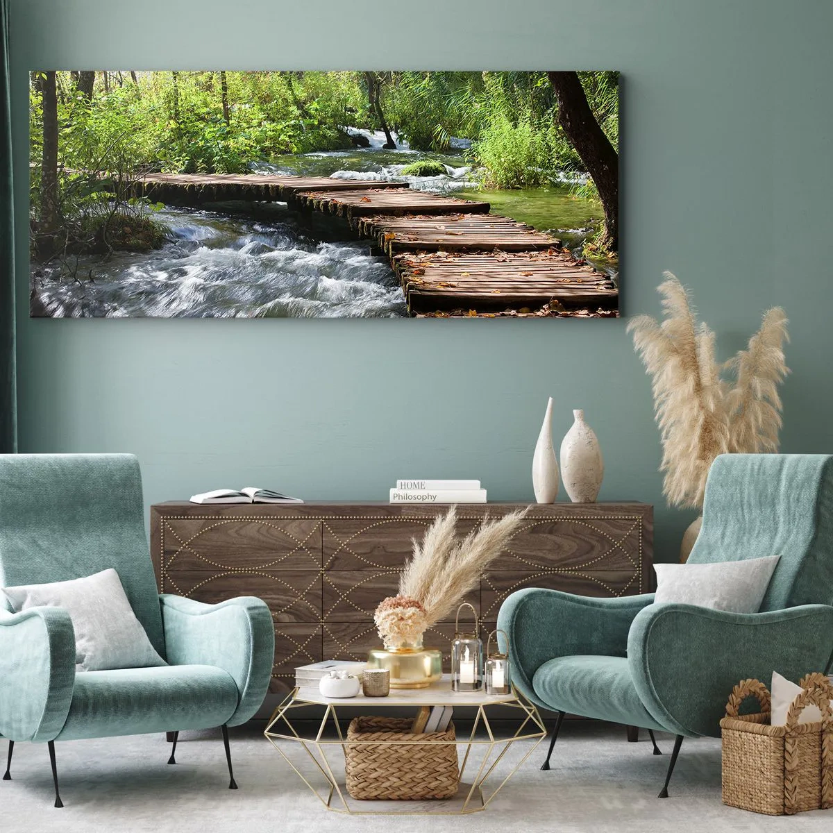 Impression sur toile - Image sur toile - Un pont en bois sur un ruisseau tumultueux entouré par la verdure de la forêt. - 120x50cm - Au-dessus de la cascade mousseuse - Décoration murale moderne pour le salon et la chambre ARTTOR