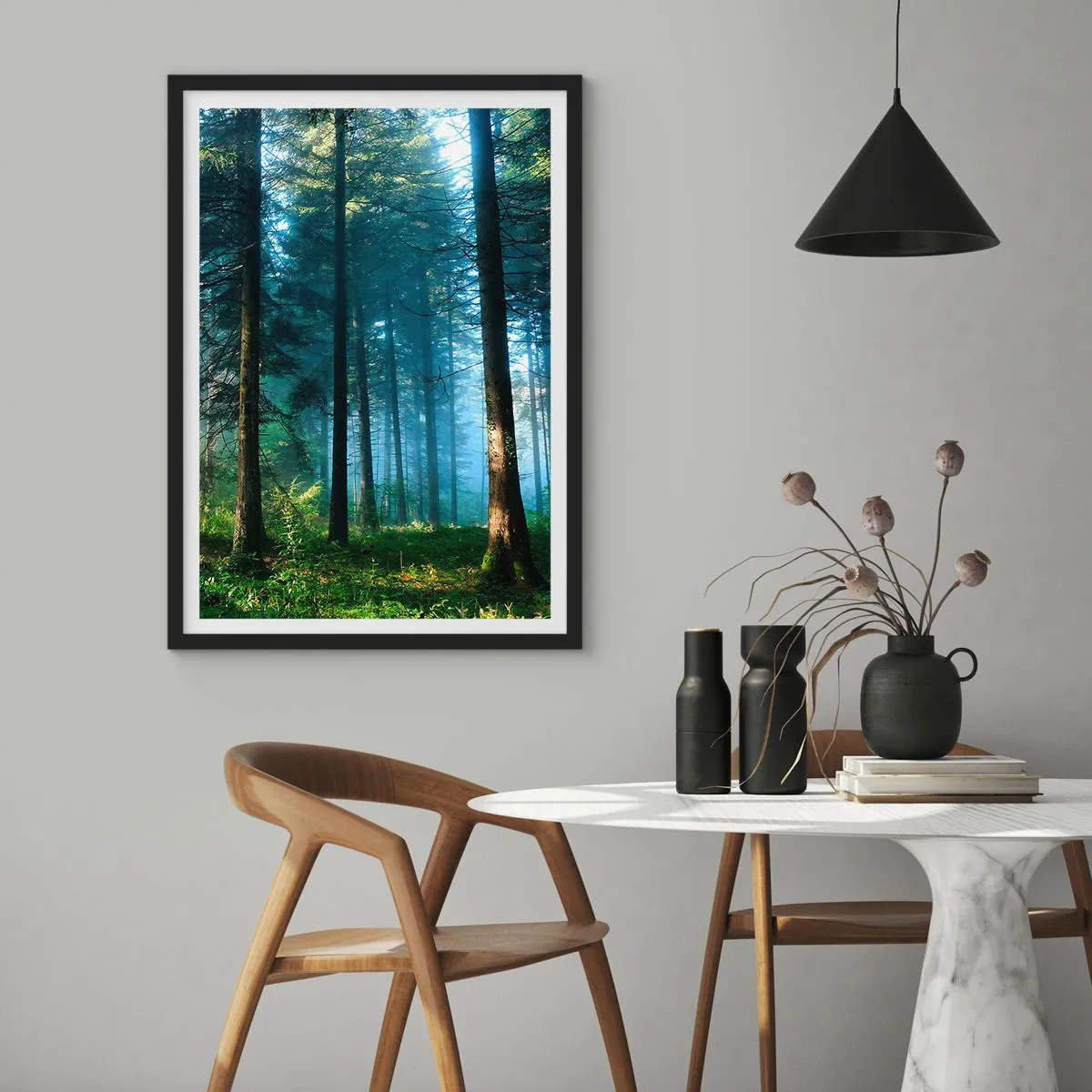 Affiche dans un cadre noir - Poster - Forêt de conifères sous le soleil du matin et un léger brouillard - 50x70cm - Rayonnant le matin - Décoration murale moderne pour le salon et la chambre ARTTOR