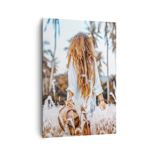 Impression sur toile - Image sur toile - Une femme dans un champ d'herbe avec des palmiers en arrière-plan au coucher du soleil - 70x100cm - Né de peluches d'herbe - Décoration murale moderne pour le salon et la chambre ARTTOR