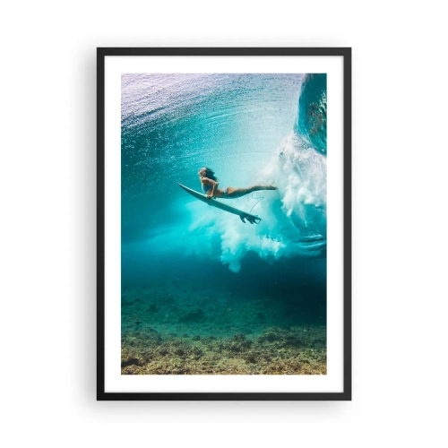 Affiche dans un cadre noir - Poster - Un surfeur sous l'eau dans une scène dynamique avec des vagues turquoise. - 50x70cm - Monde sous marin - Décoration murale moderne pour le salon et la chambre ARTTOR