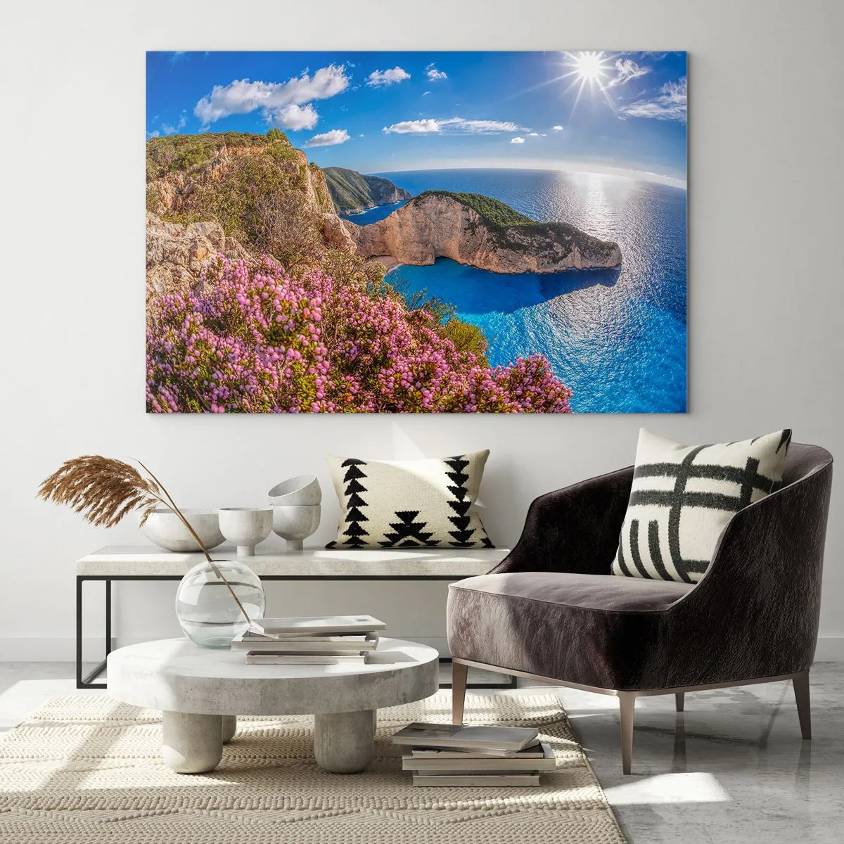 Impression sur verre - Image sur verre - Paysage grec avec falaises, mer et arbustes à fleurs - 100x70cm - Mes super vacances grecques - Décoration murale moderne pour le salon et la chambre ARTTOR