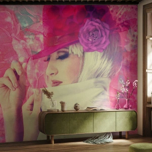 Papier Peint Autocollant Deluxe Sticker - Portrait rétro dans une brume rose - Femme au chapeau, Fleurs, Mode - 300x210 cm