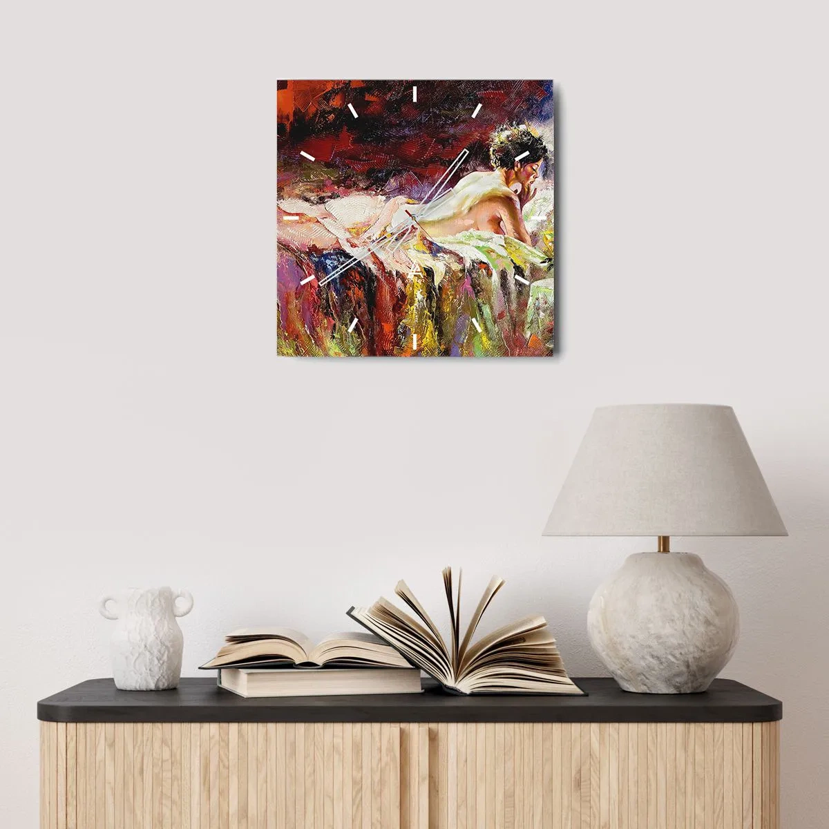 Horloge murale - Pendule murale - Une femme allongée sur un lit sur un fond de couleurs abstraites. - 30x30cm - Vénus en pensée - Décoration murale moderne pour le salon et la chambre ARTTOR