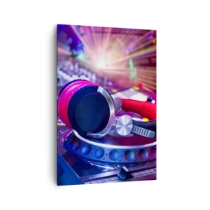 Impression sur toile - Image sur toile - Casque DJ sur une console éclairée par des projecteurs lors d'une fête - 70x100cm - Il va s'en passer des choses - Décoration murale moderne pour le salon et la chambre ARTTOR
