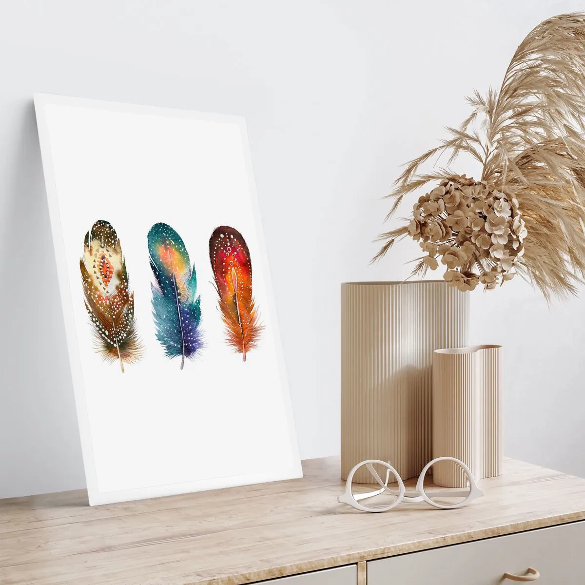 Affiche - Poster - Plumes colorées dans un style artistique sur fond blanc - 50x70cm - Rituels, cérémonies, secrets - Décoration murale moderne pour le salon et la chambre ARTTOR