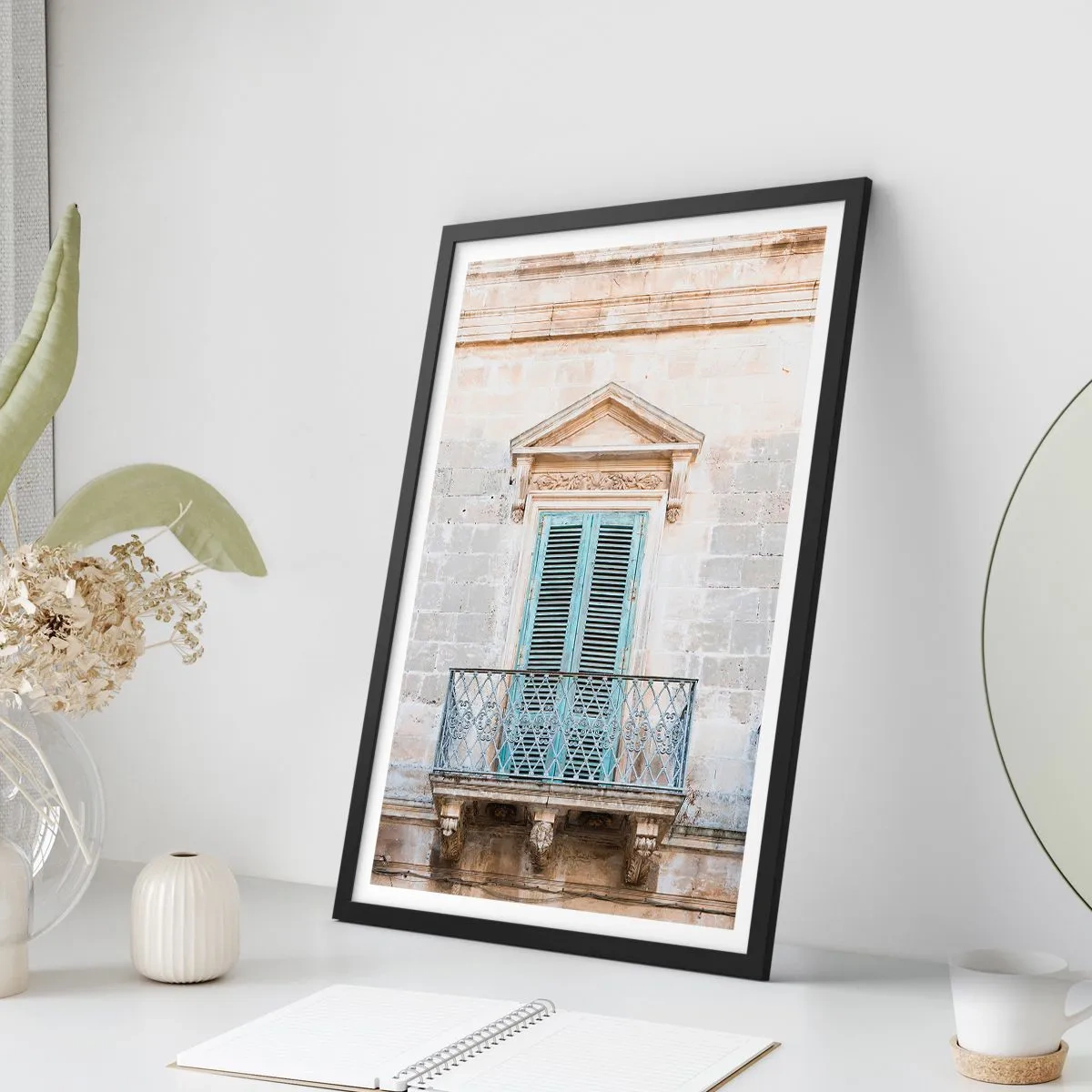 Affiche dans un cadre noir - Poster - Balcon historique aux volets bleus de style méditerranéen - 50x70cm - Le charme unique de l'Italie - Décoration murale moderne pour le salon et la chambre ARTTOR