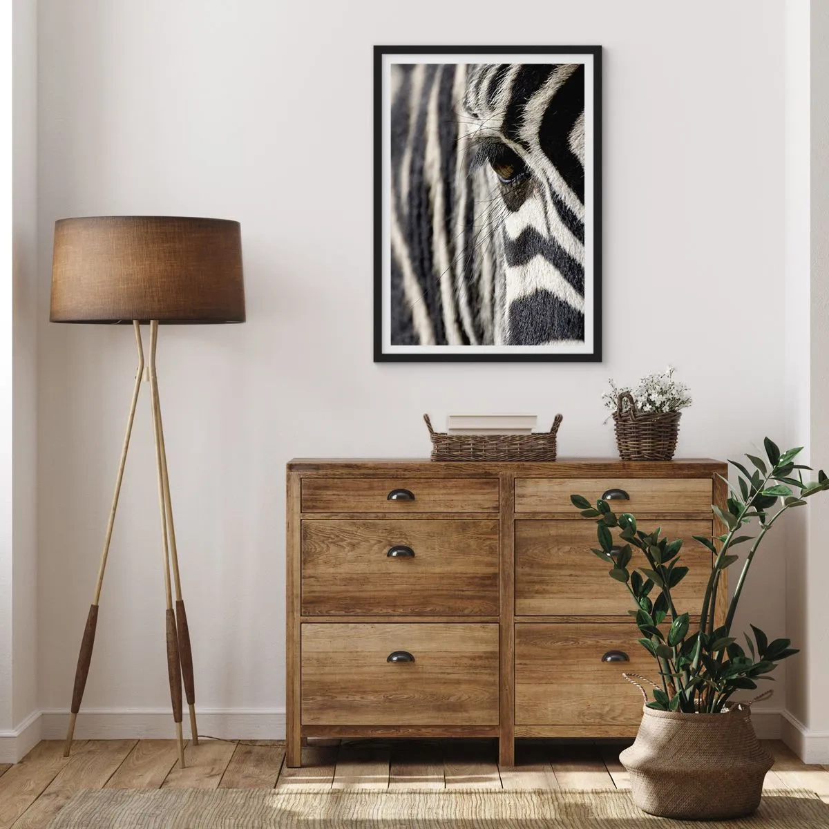 Affiche dans un cadre noir - Poster - Gros plan de l'œil d'un zèbre avec son motif distinctif. - 50x70cm - Portrait en rayure - Décoration murale moderne pour le salon et la chambre ARTTOR