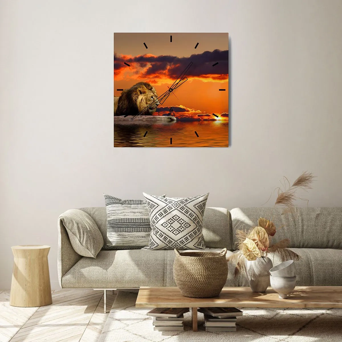 Horloge murale - Pendule murale - Un lion se repose au bord de l'eau au coucher du soleil avec un ciel dramatique. - 30x30cm - Le roi de la nature - Décoration murale moderne pour le salon et la chambre ARTTOR