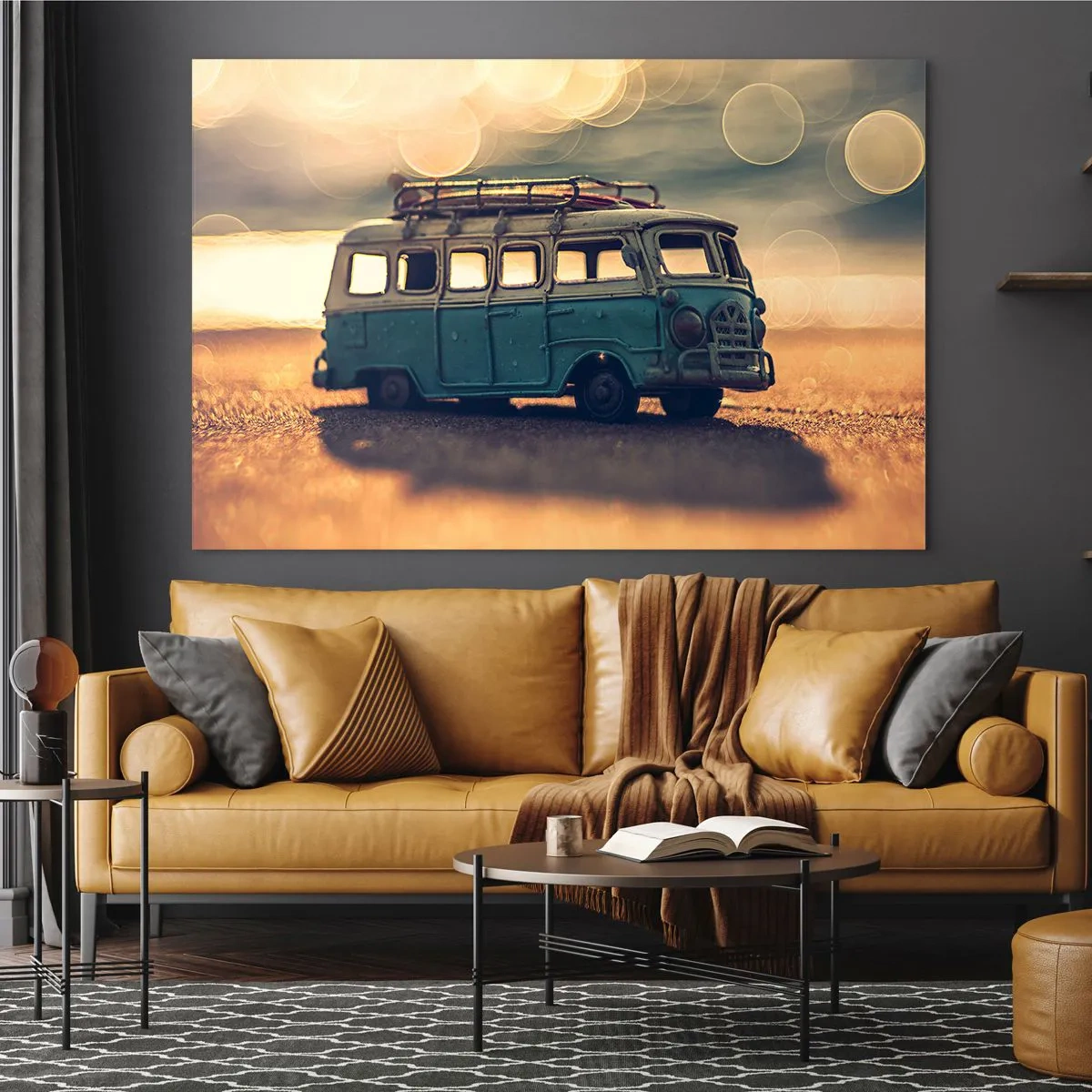 Impression sur verre - Image sur verre - Bus jouet vintage sur la plage au coucher du soleil - 70x50cm - La fin des idoles : argent et travail - Décoration murale moderne pour le salon et la chambre ARTTOR