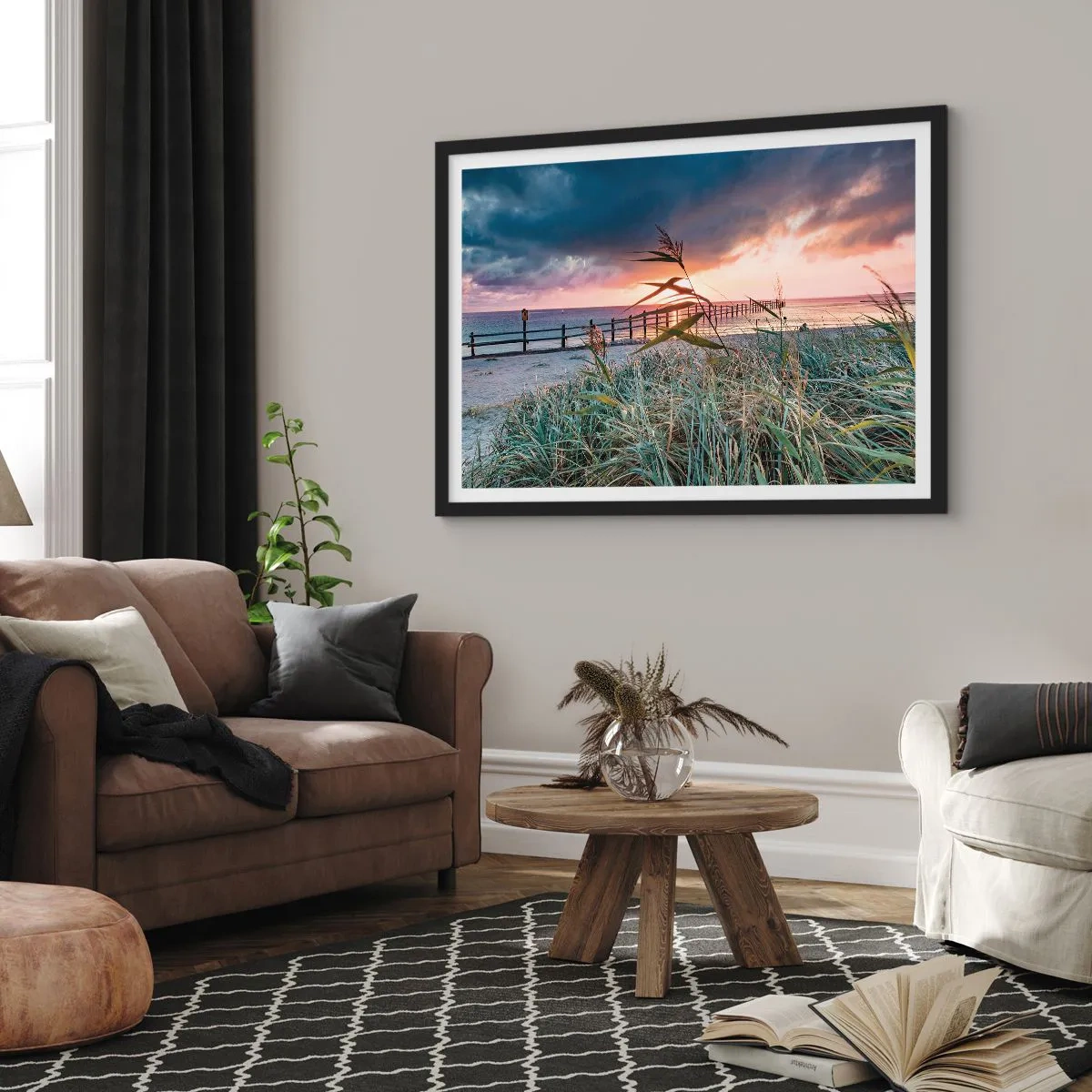 Affiche dans un cadre noir - Poster - Plage au coucher du soleil avec des herbes au premier plan - 70x50cm - Ça ne passe pas avec le vent - Décoration murale moderne pour le salon et la chambre ARTTOR