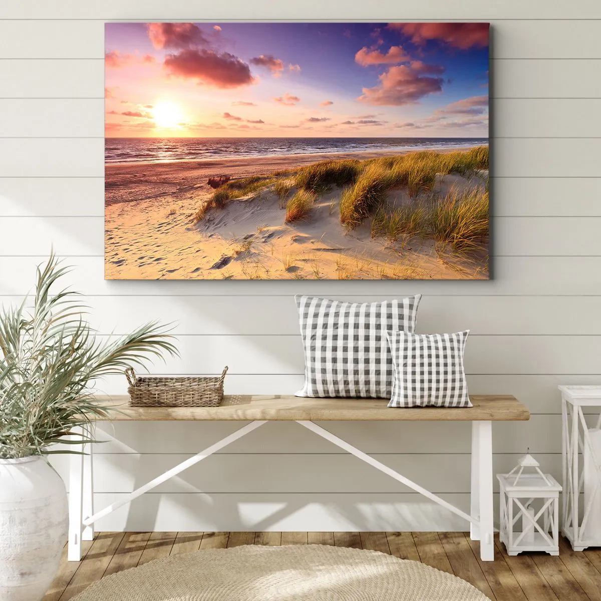 Impression sur toile - Image sur toile - Une plage herbeuse et un coucher de soleil sur une mer calme - 70x50cm - L'air sent déjà l'été - Décoration murale moderne pour le salon et la chambre ARTTOR