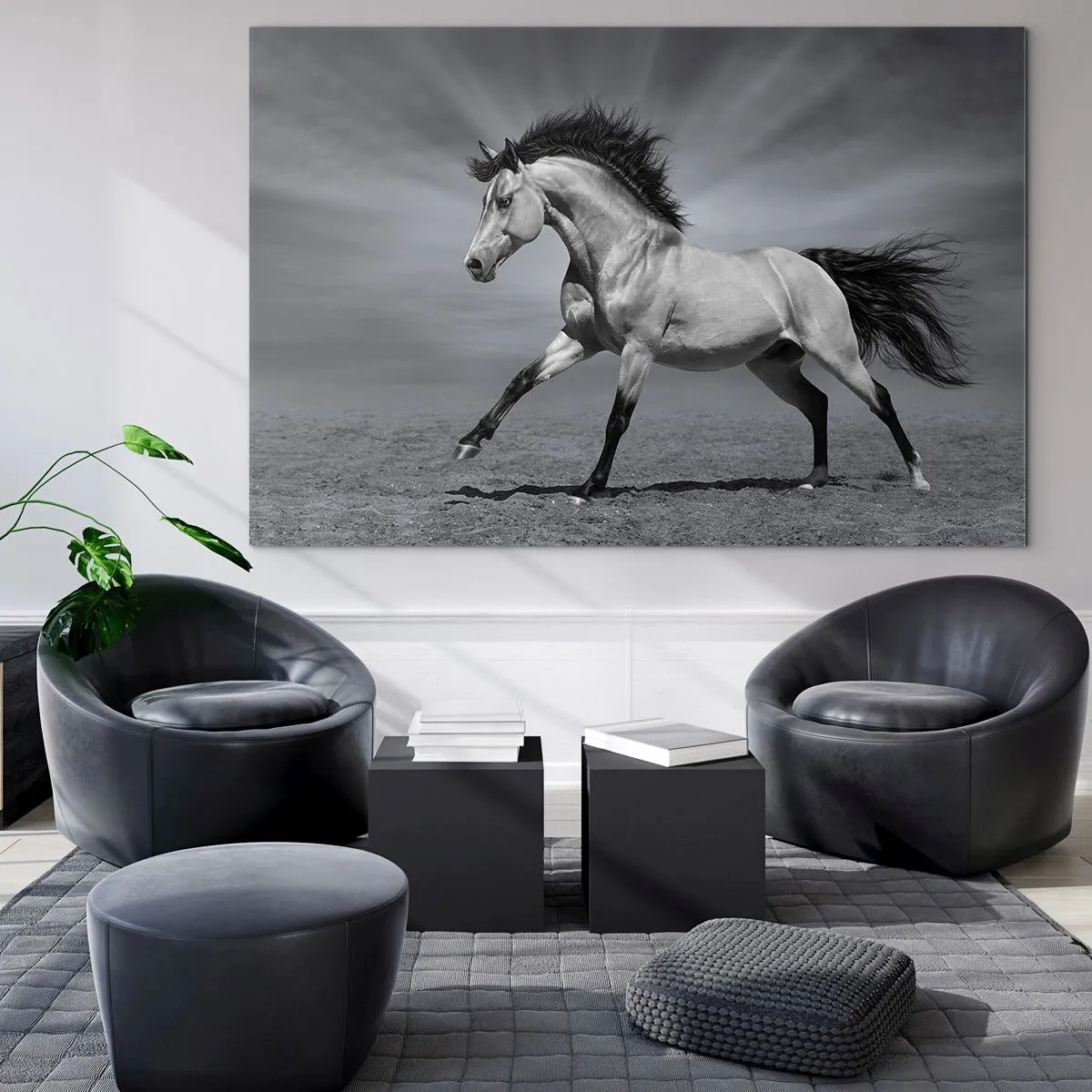 Impression sur verre - Image sur verre - Une photo en noir et blanc d'un cheval galopant dans un champ ouvert. - 100x70cm - Né pour séduire - Décoration murale moderne pour le salon et la chambre ARTTOR