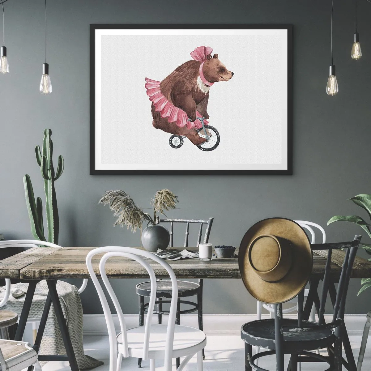 Affiche dans un cadre noir - Poster - Un ours en peluche dans une jupe rose sur un vélo de style rétro - 70x50cm - Quel cirque ! - Décoration murale moderne pour le salon et la chambre ARTTOR