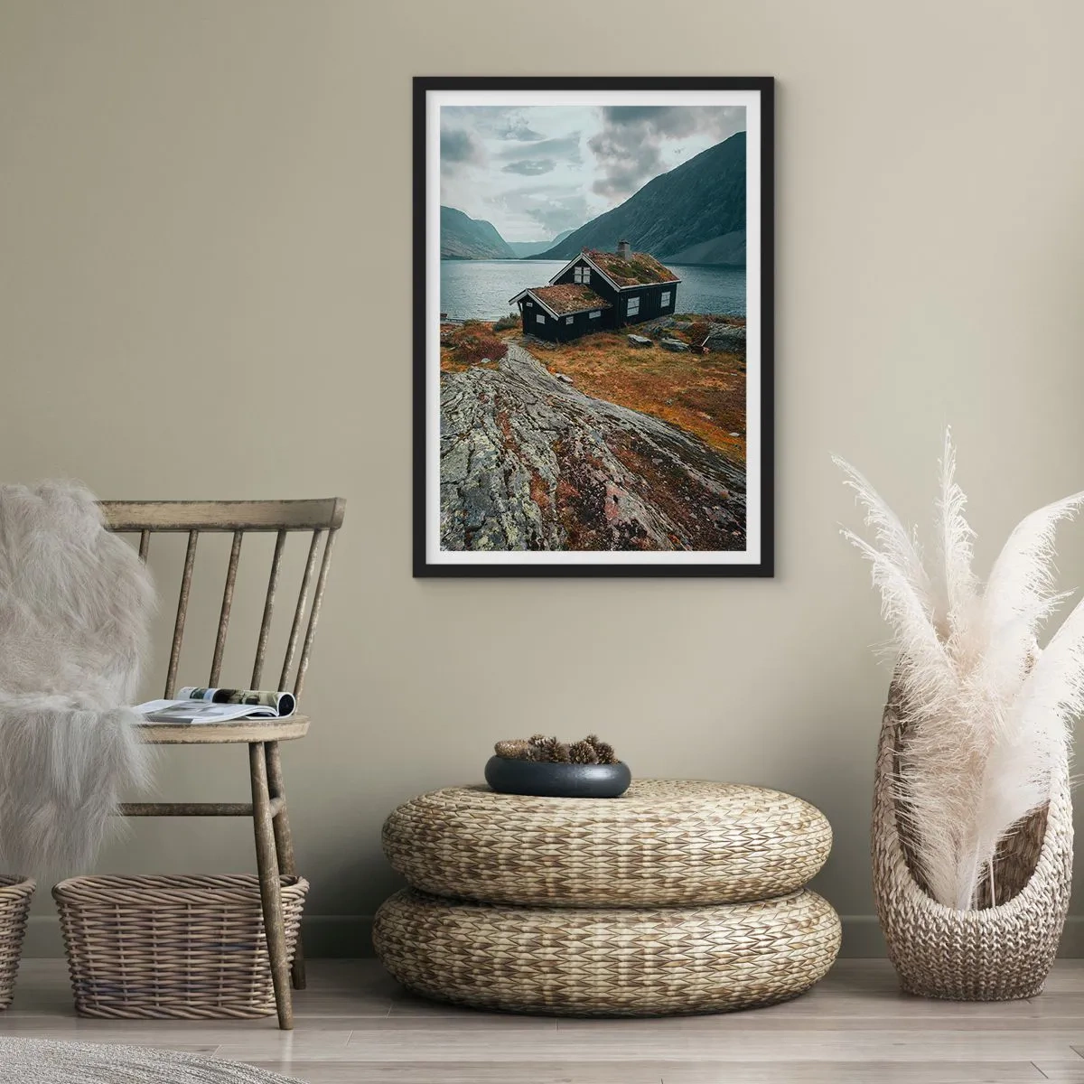 Affiche dans un cadre noir - Poster - Un chalet solitaire au bord d'un fjord dans un paysage scandinave accidenté - 50x70cm - Une station estivale au bord du fjord - Décoration murale moderne pour le salon et la chambre ARTTOR