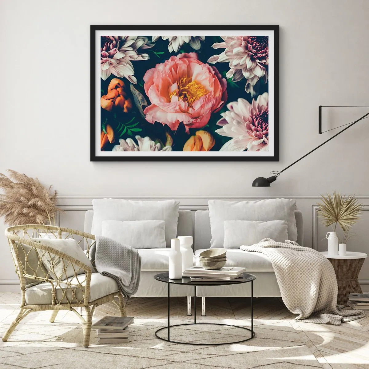 Affiche dans un cadre noir - Poster - Composition florale avec pivoines et chrysanthèmes sur fond sombre - 100x70cm - Splendeur baroque - Décoration murale moderne pour le salon et la chambre ARTTOR