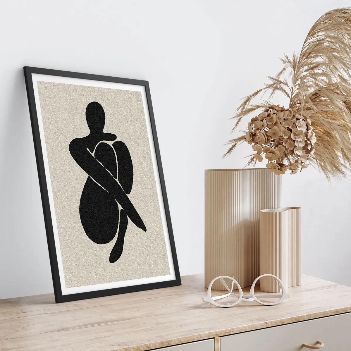 Affiche dans un cadre noir - Poster - Figure abstraite dans une pose avec les bras enroulés autour du corps, illustration en noir et blanc - 50x70cm - Dans ses propres bras - Décoration murale moderne pour le salon et la chambre ARTTOR