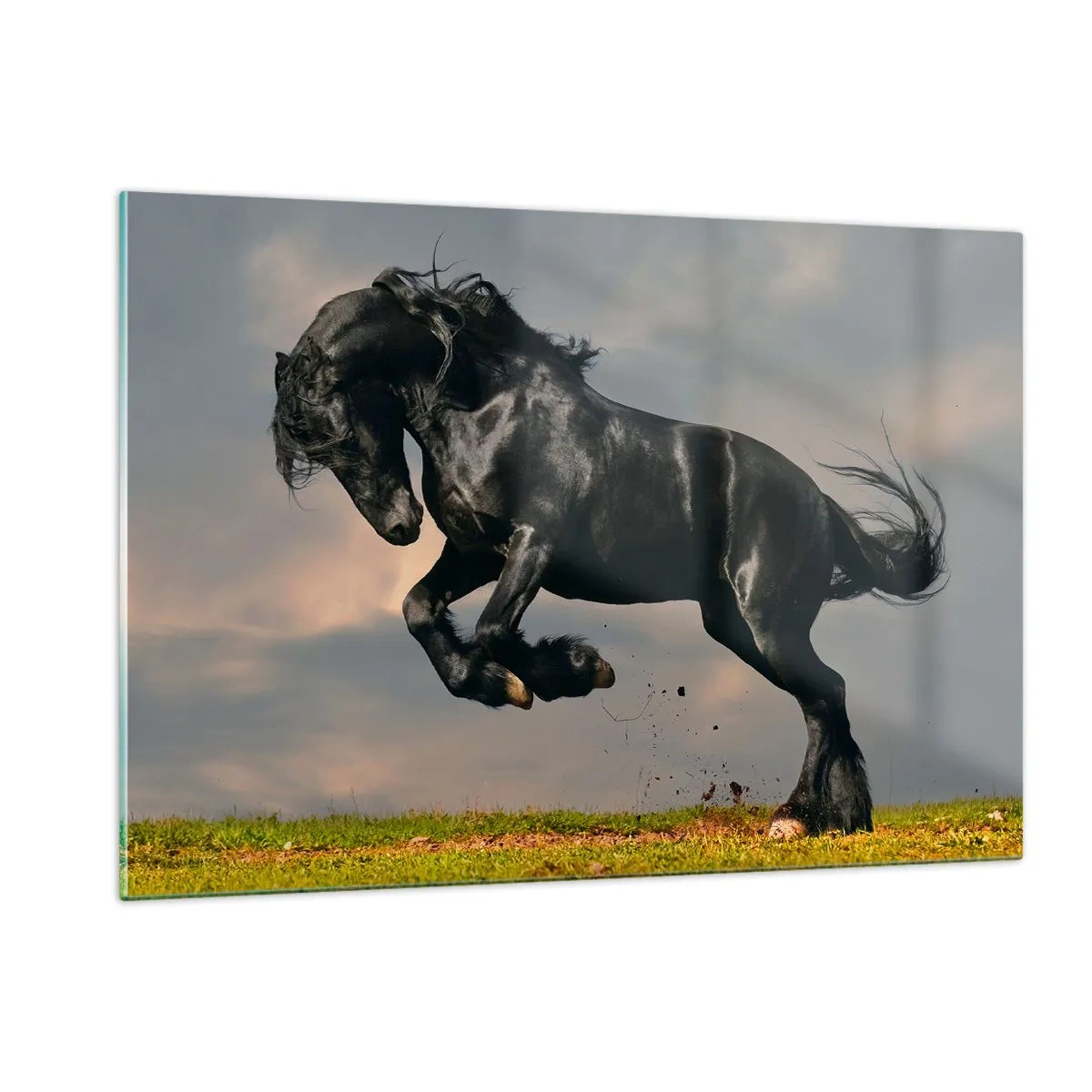 Impression sur verre - Image sur verre - Un cheval noir dans un saut dynamique contre un ciel nuageux - 120x80cm - Beau et libre - Décoration murale moderne pour le salon et la chambre ARTTOR