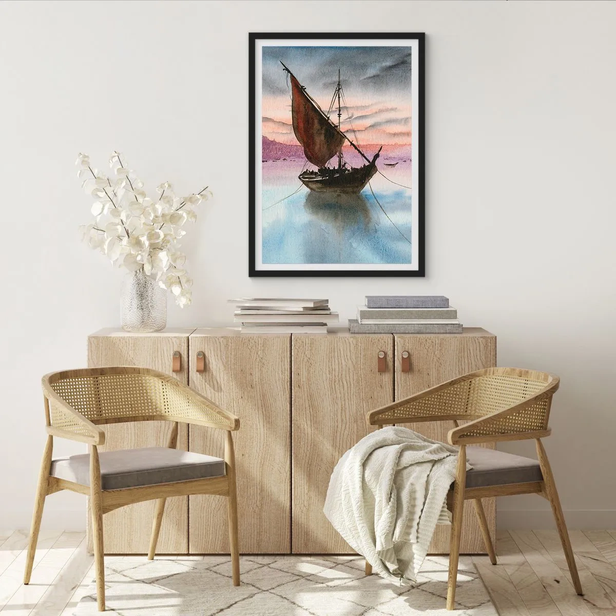 Affiche dans un cadre noir - Poster - Un voilier sur une eau calme à la lumière du coucher du soleil - 50x70cm - Soirée au port - Décoration murale moderne pour le salon et la chambre ARTTOR