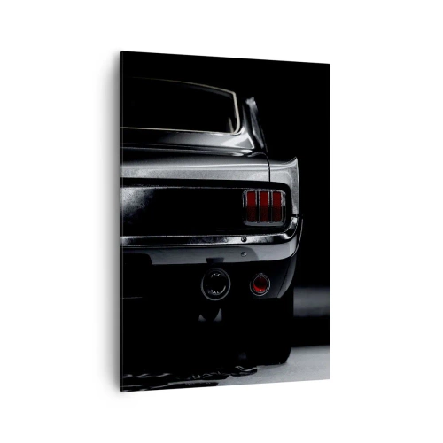 Impression sur toile - Image sur toile - Une image en noir et blanc de l'arrière d'une voiture classique sur un fond sombre. - 70x100cm - Le charme du classique - Décoration murale moderne pour le salon et la chambre ARTTOR