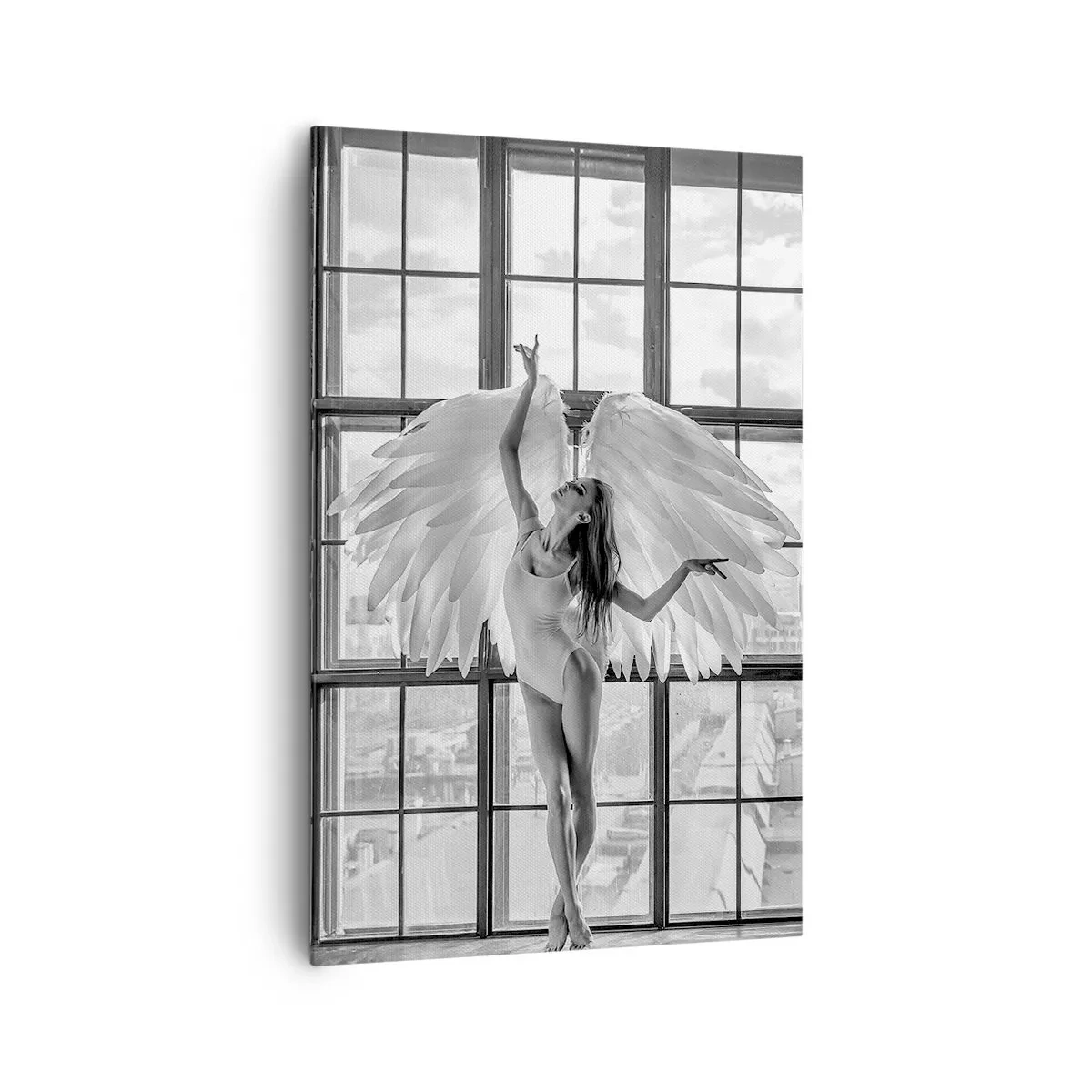 Impression sur toile - Image sur toile - Une femme avec des ailes d'ange sur fond de fenêtre de loft - 80x120cm - La ville des anges? - Décoration murale moderne pour le salon et la chambre ARTTOR
