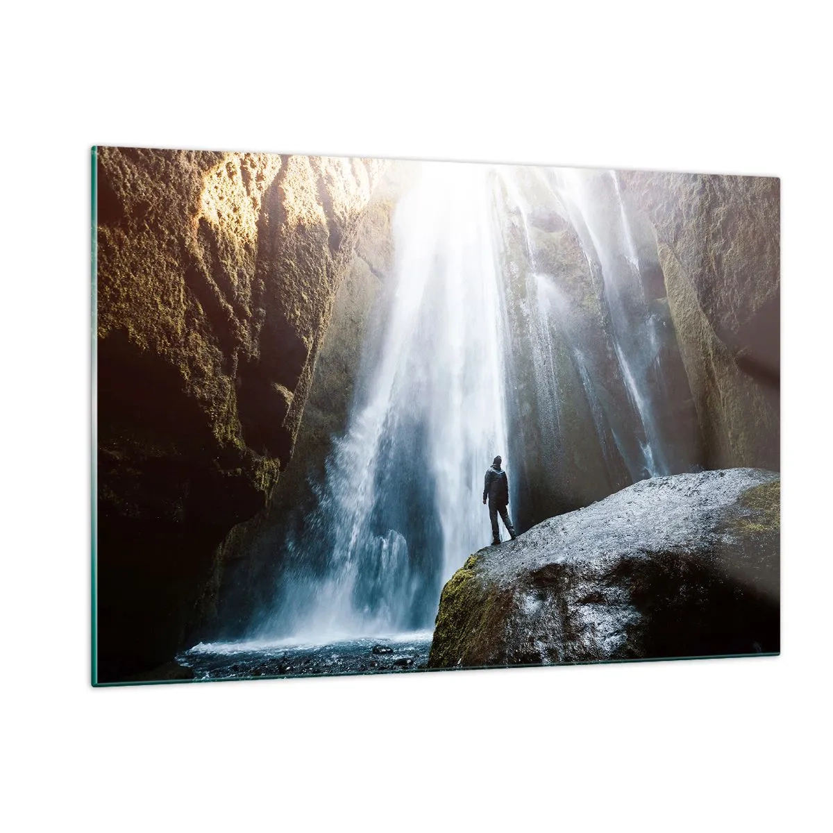 Impression sur verre - Image sur verre - Un homme debout sur un rocher devant une puissante cascade au soleil - 120x80cm - Restauration des proportions - Décoration murale moderne pour le salon et la chambre ARTTOR