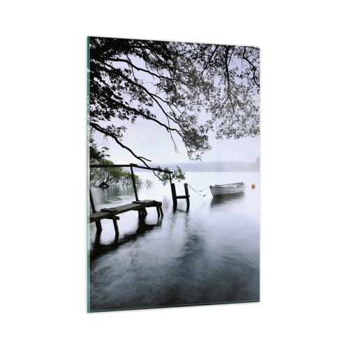 Impression sur verre - Image sur verre - Une jetée en bois sur un lac brumeux avec un bateau en arrière-plan - 50x70cm - Tu te reposes déjà - Décoration murale moderne pour le salon et la chambre ARTTOR