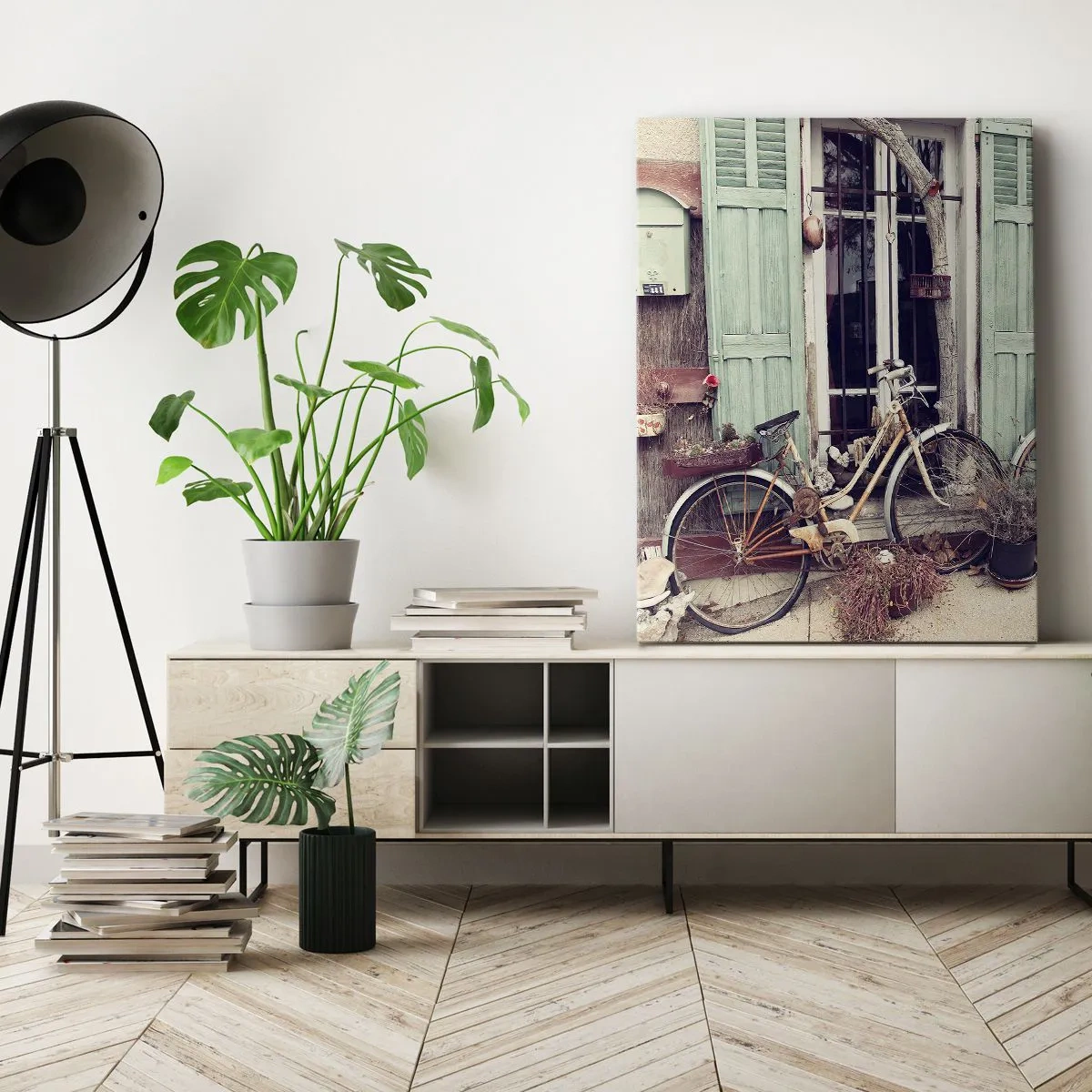 Impression sur toile - Image sur toile - Vélos vintage devant une porte en bois aux volets pastel - 70x100cm - Que la province vive - Décoration murale moderne pour le salon et la chambre ARTTOR