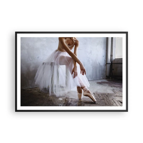 Affiche dans un cadre noir - Poster - Une ballerine dans une pose délicate sur un fond industriel - 100x70cm - Avant que les lumières de la rampe ne clignotent - Décoration murale moderne pour le salon et la chambre ARTTOR