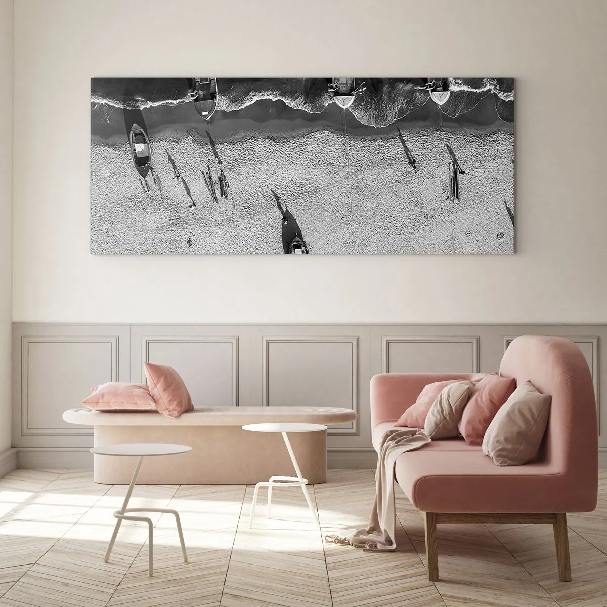 Impression sur verre - Image sur verre - Vue aérienne en noir et blanc de bateaux sur la plage - 140x50cm - Toujours sur le rivage… - Décoration murale moderne pour le salon et la chambre ARTTOR
