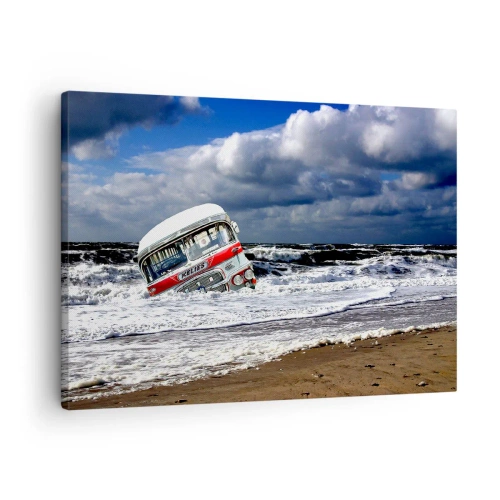 Impression sur toile - Image sur toile - Un bus coulé sur la plage au milieu des vagues et d'une mer agitée - 70x50cm - Et qu'est-ce qui vous étonne ? - Décoration murale moderne pour le salon et la chambre ARTTOR